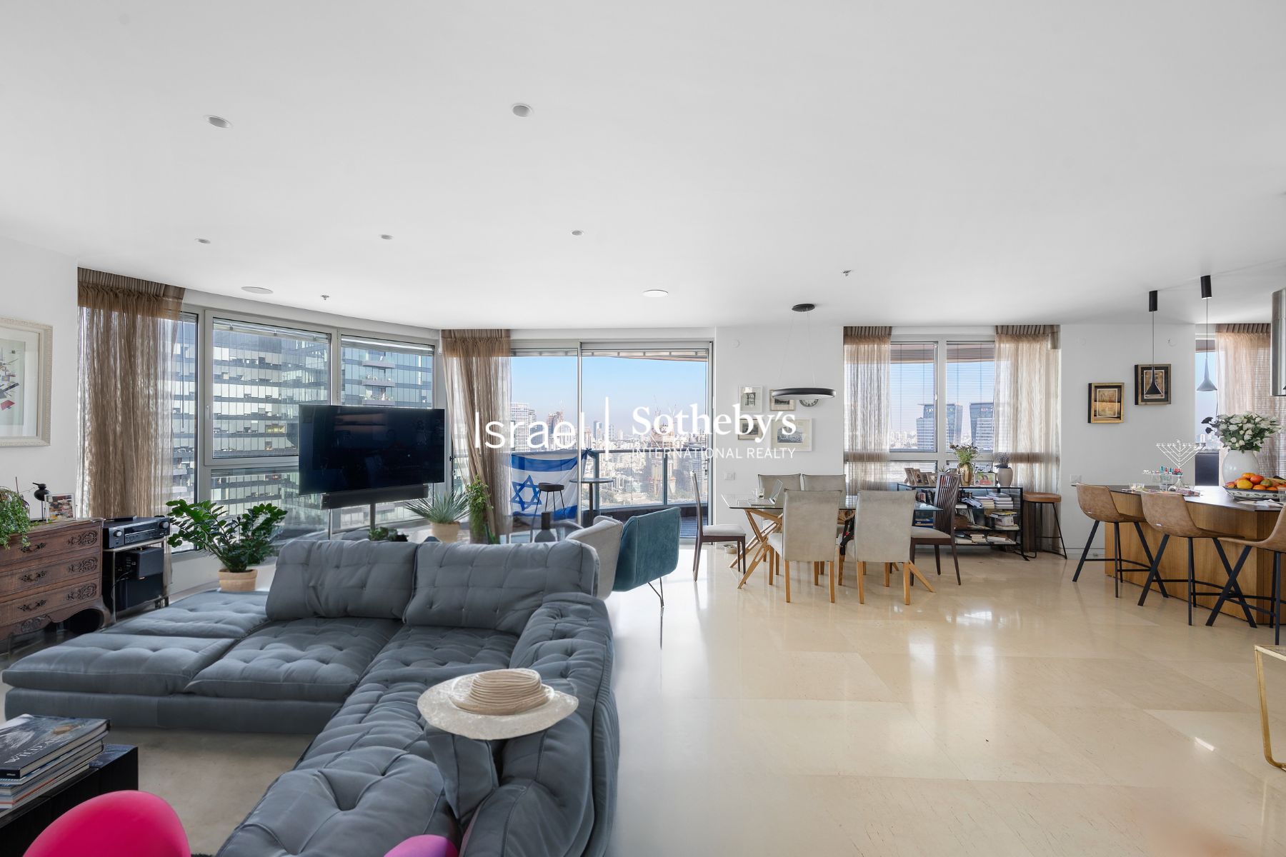 דירה מפוארת במגדל יוקרה עם נוף פנורמי לים ולעיר
