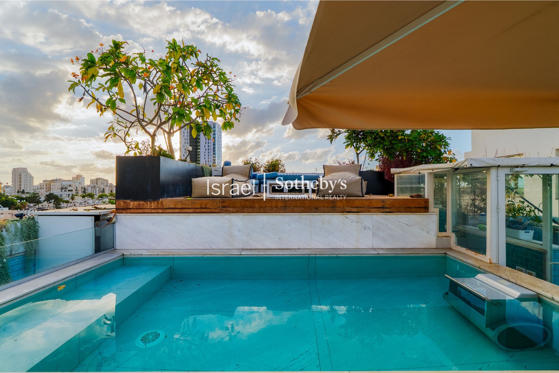 Magnificent Penthouse with a Pool in Tel Aviv Center