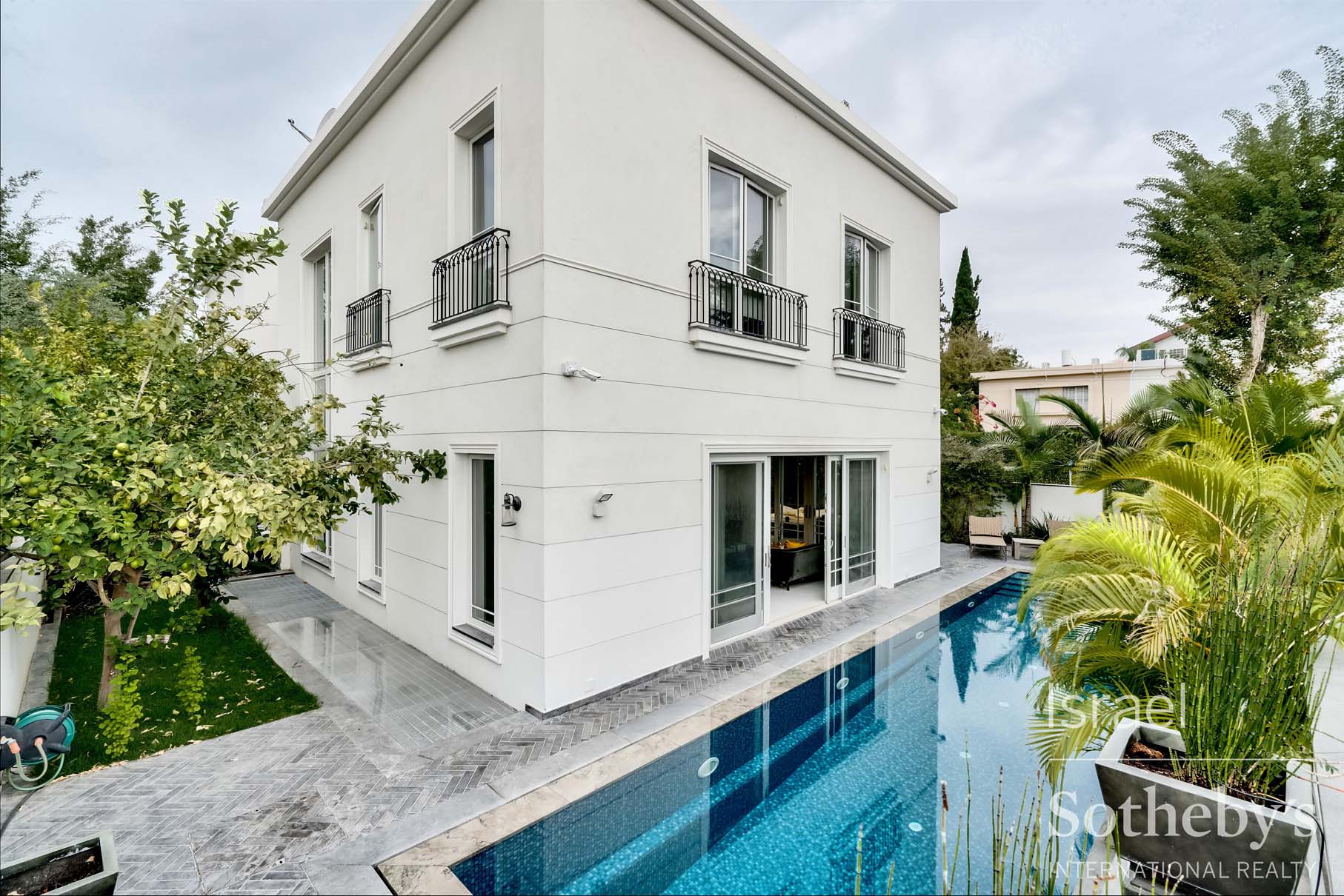 וילה עם בריכה בשיכון דן