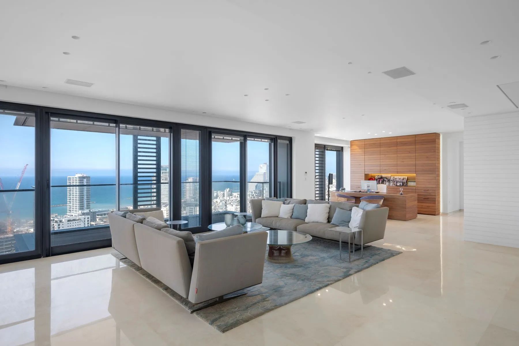 דירה מפוארת עם נוף לים במגדל The White City