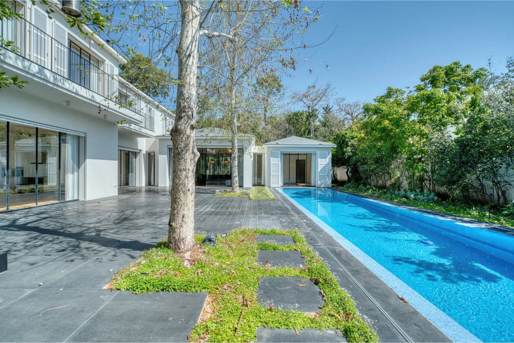 Роскошная вилла с бассейном в западной части Рамат-ха-Шарон