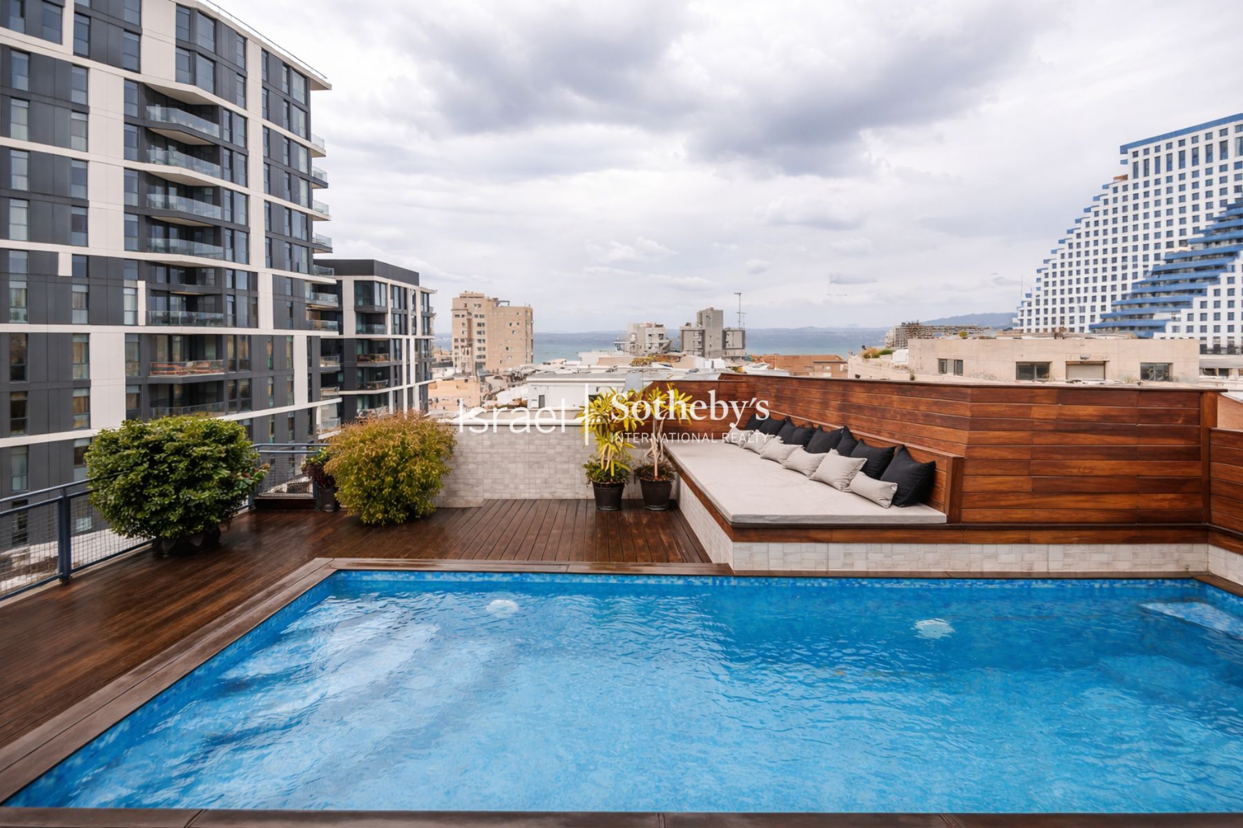 Exquisite Penthouse with Private Pool in Kerem HaTeimanim